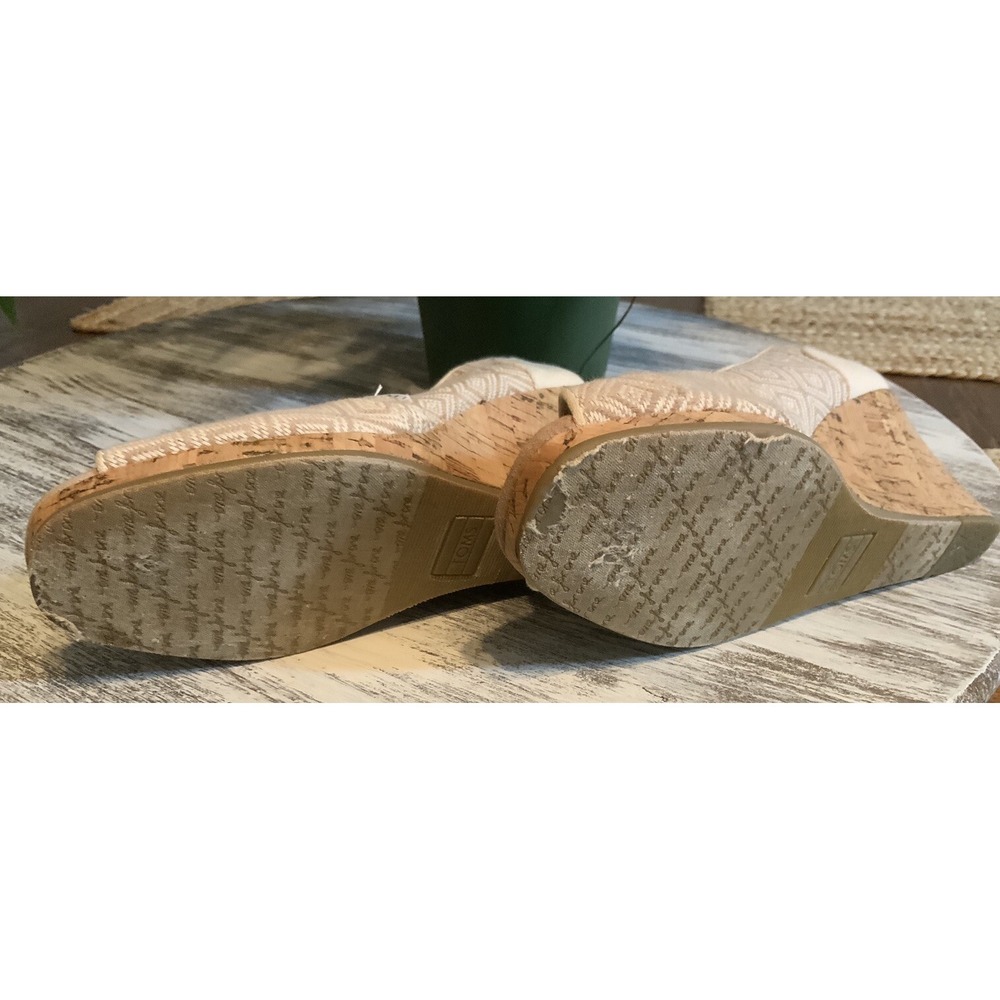 TOMS Wedge Sandals Womens 9 Cream Tan Geometric Pep Toe Cork Heel Good Condition - Picture 5 of 5